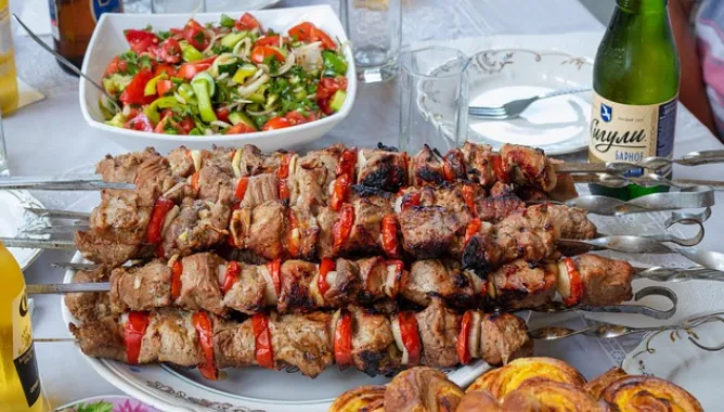 grill szaszłyki i sałatka